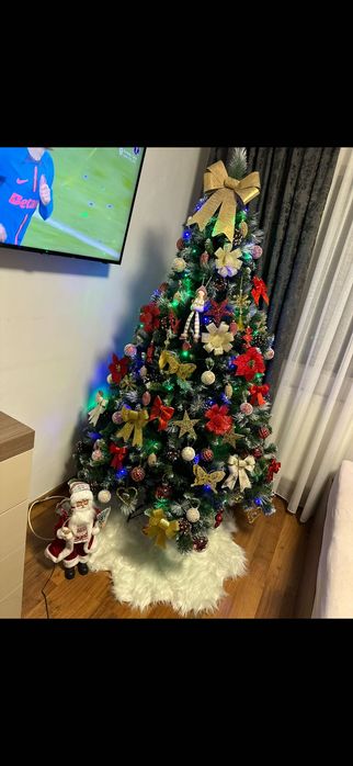 Brad de Crăciun cu conuri și vârfuri albe