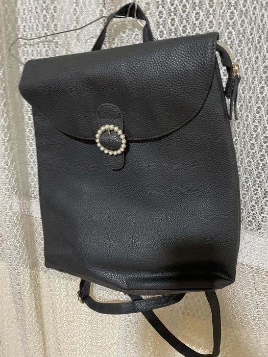 Rucsac negru destul de incăpător