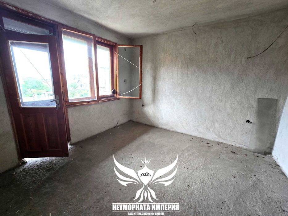 Продавам четириетажна къща РЗП 324кв с 276кв двор гр.Асеновград Изток