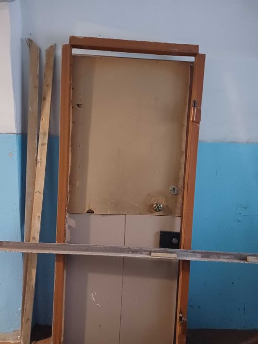 Продам входную дверь