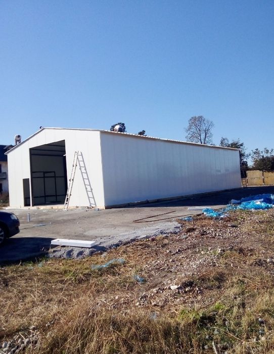 Vând hală metalică de pe stoc 9 m lățime cu 20 lungime cu tot cu monta