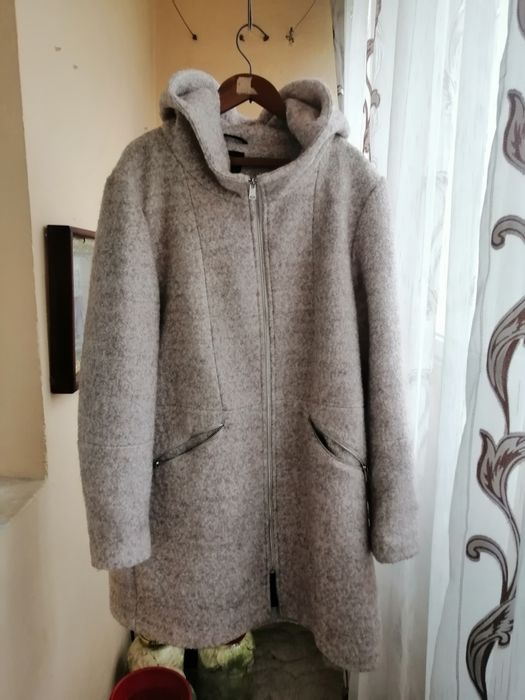 Vând FF urgent haina de stofa crem, cu gluga , starefbuna