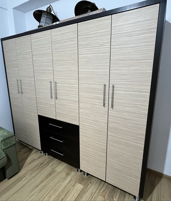Dulap spațios, ideal pentru dormitor sau dressing