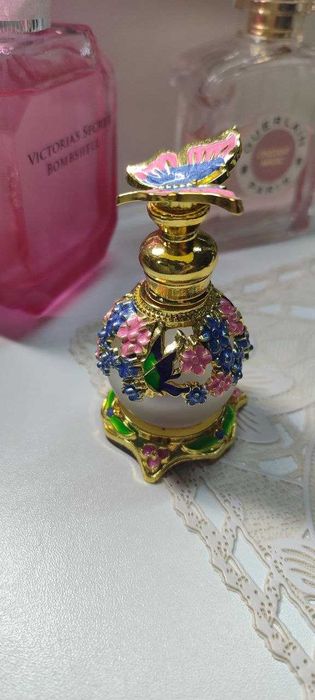 новый флакон для духов.