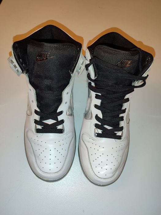 Nike W Dunk High SE 40
White/ White/ Mettalic Silver
White/ White/