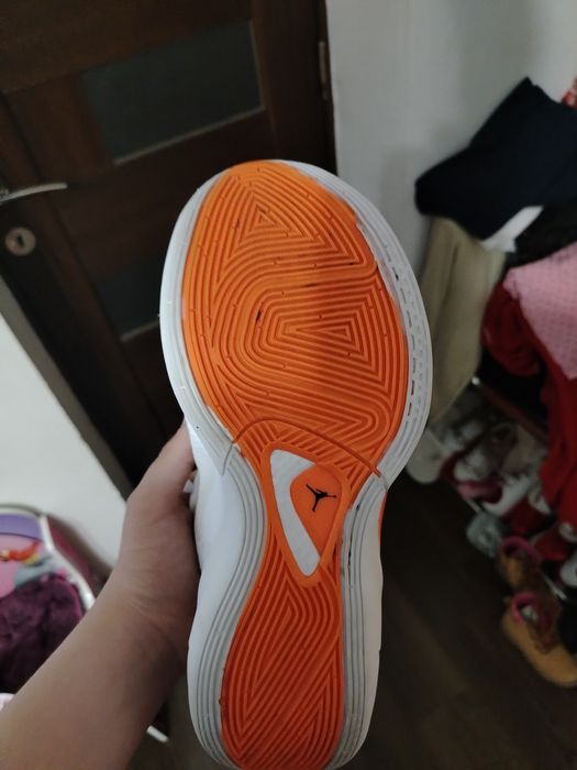 Vând pereche de jordan