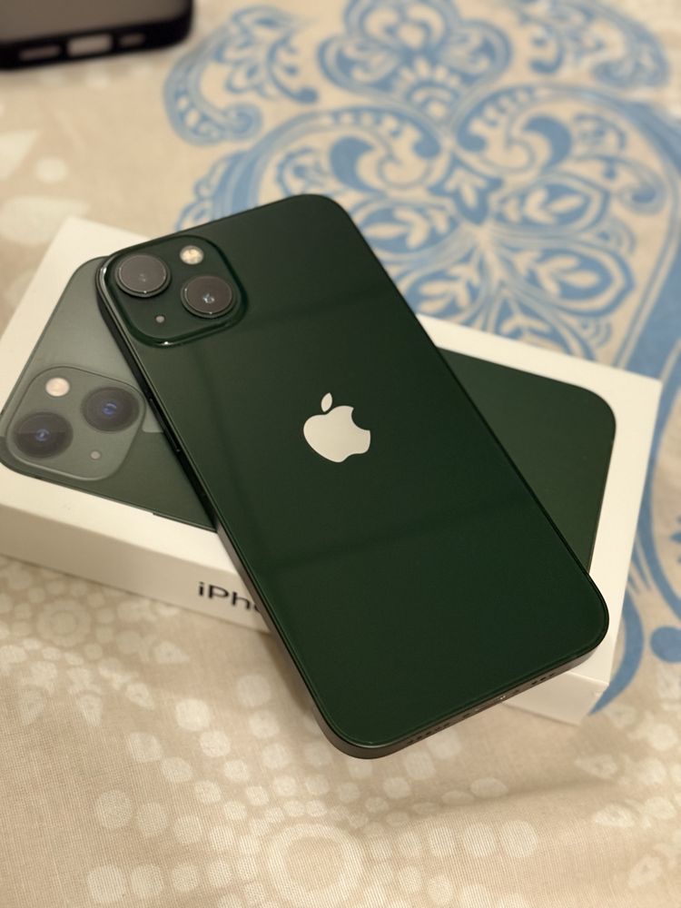 iPhone 13 (green) - 128GB + 6 кейса + кабел
