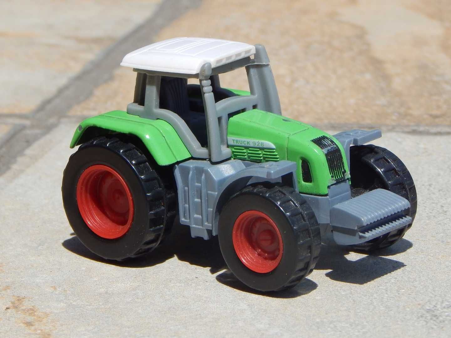 Macheta tractor agricol ferma Truck 928 scara 1:72