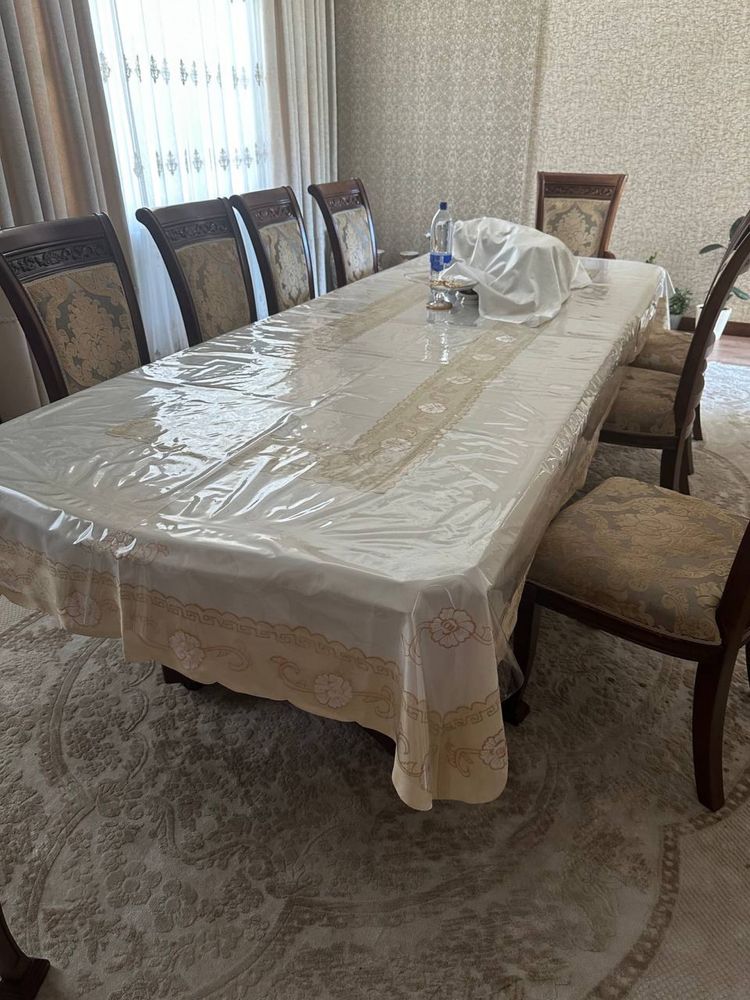 Продается стол и к нему стулья