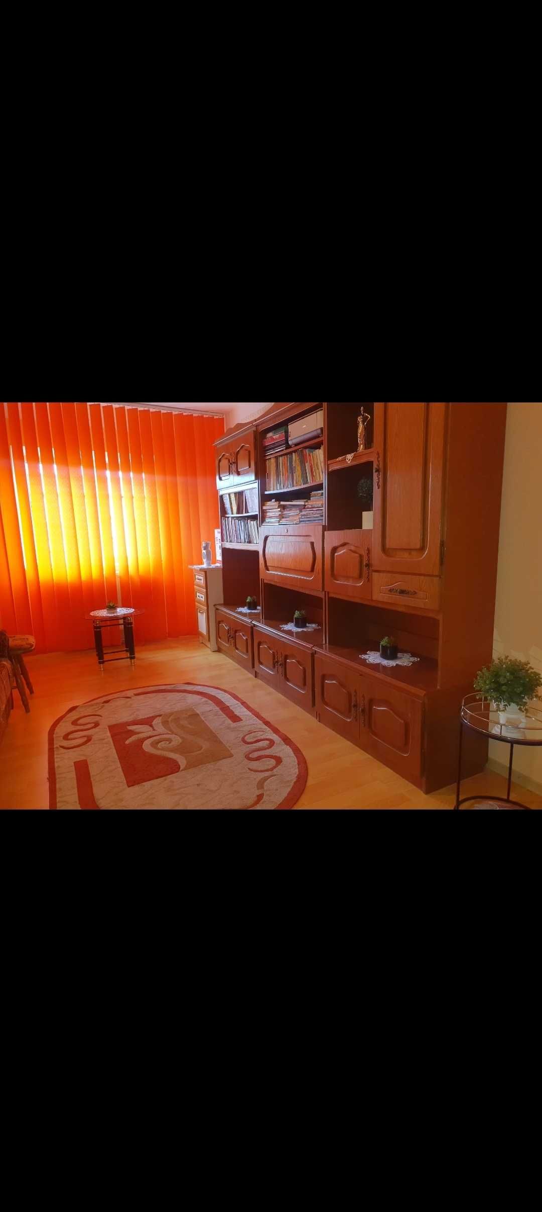 Apartament cu 3 camere DECOMANDAT