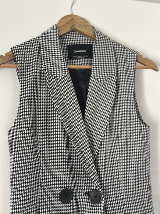 Елек в черно и бяло