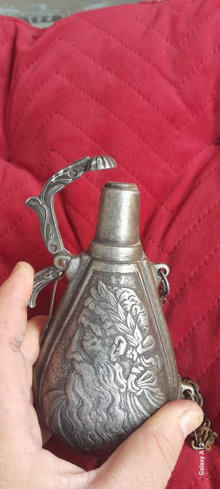 Recipient vechi pentru praf de pușcă