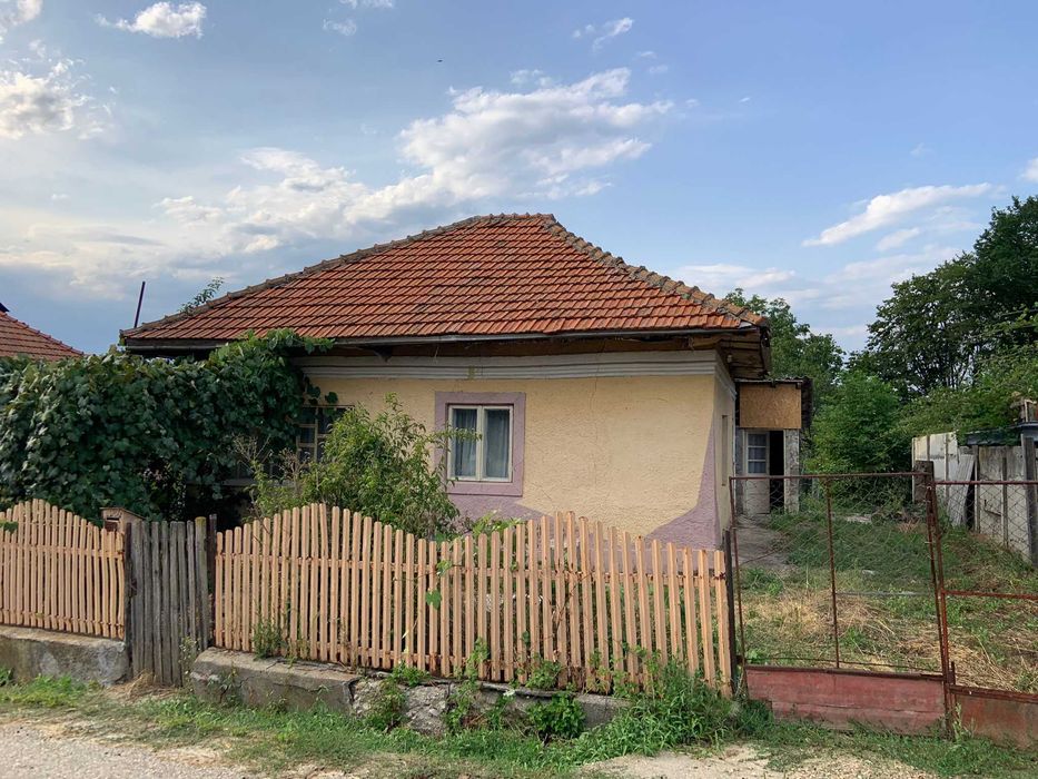 Casa la tara langa padure