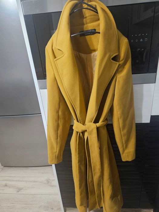 Топло палто цвят горчица