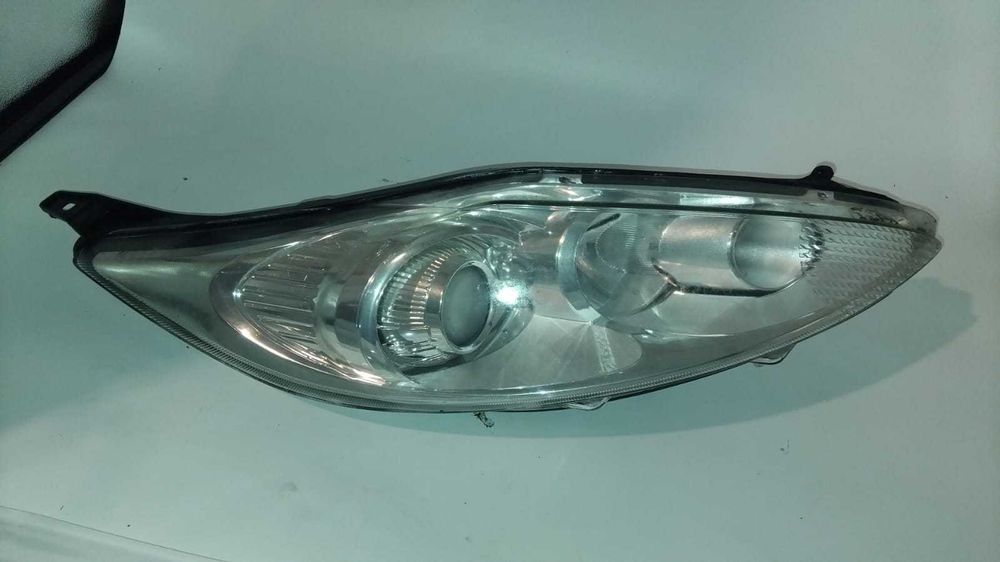 Far stanga-dreapta Ford Fiesta an 2009 cu lupa fara xenon