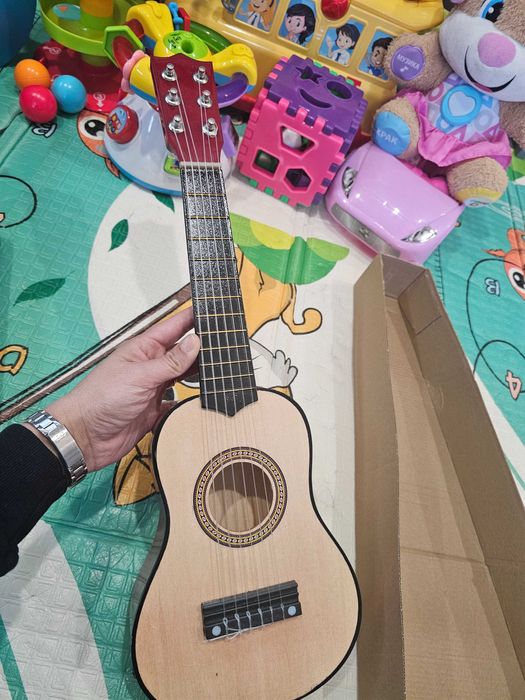 Детска дървена китара