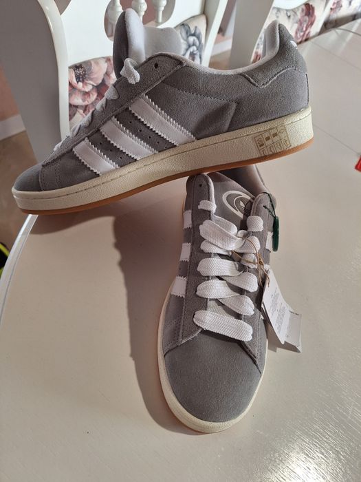Adidași noi cu eticheta