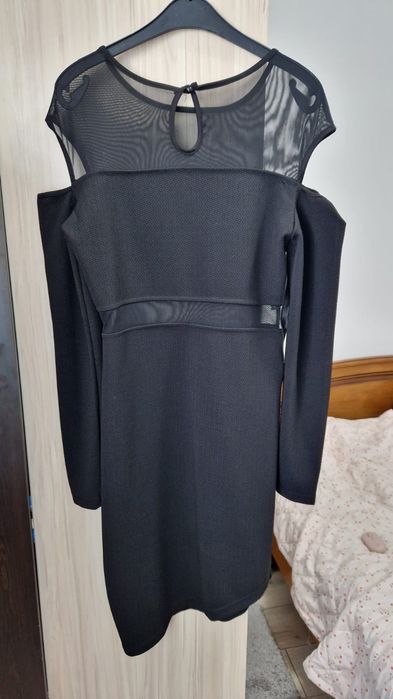 Rochie neagra cu umeri goi
