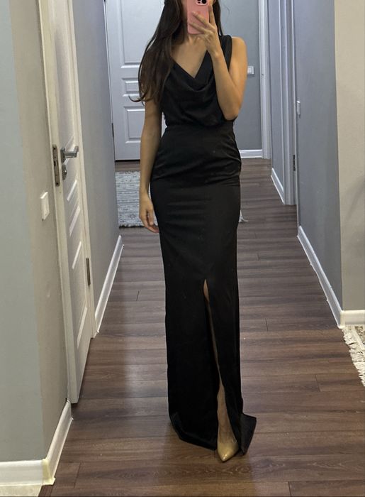 Платье в пол с вырезом