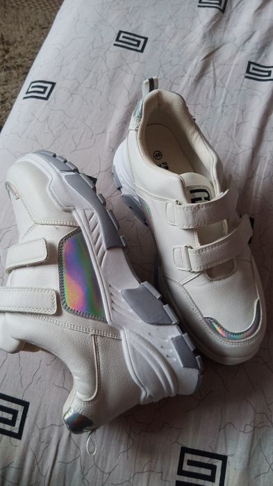 Продам кроссовки женские