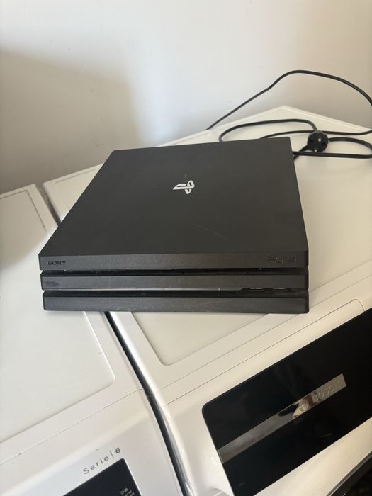 Ps4 pro 1tb 2 manete  + jocuri curatat de curand
