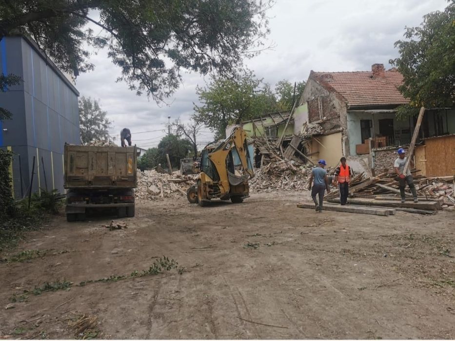 Pământ vegetal  Decopertări demolari Cladiri