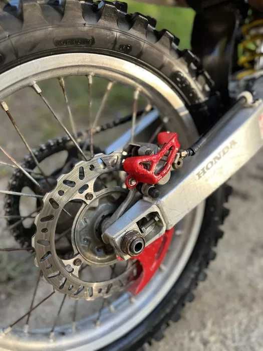Un Honda CRF 450 curat si   gata de explorat.