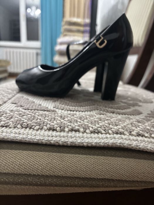 Продам лакированные туфли