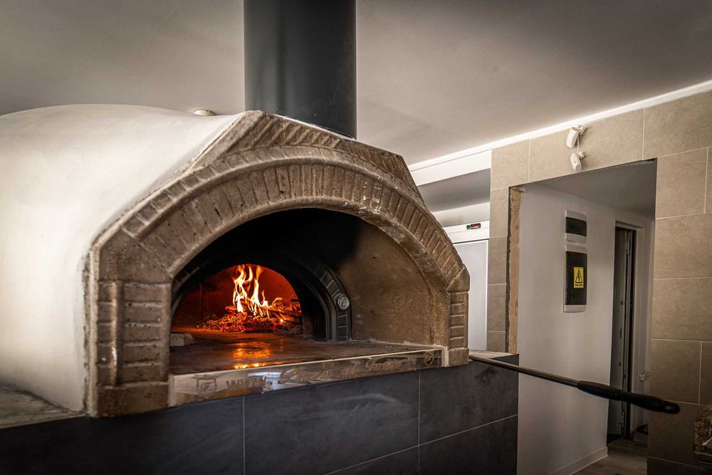 Pizzerie/Restaurant cuptor pizza  foc pe lemne