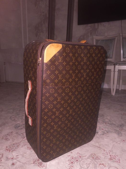 Продаю чемодан в отличном состоянии