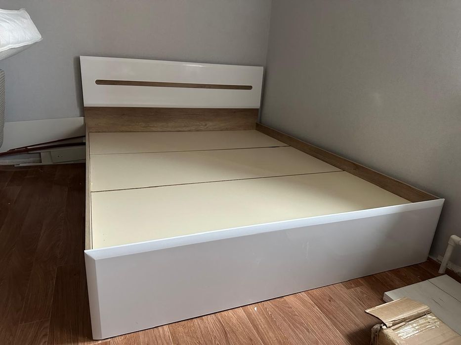 Продам Двухспальную Кровать и Дамский Столик