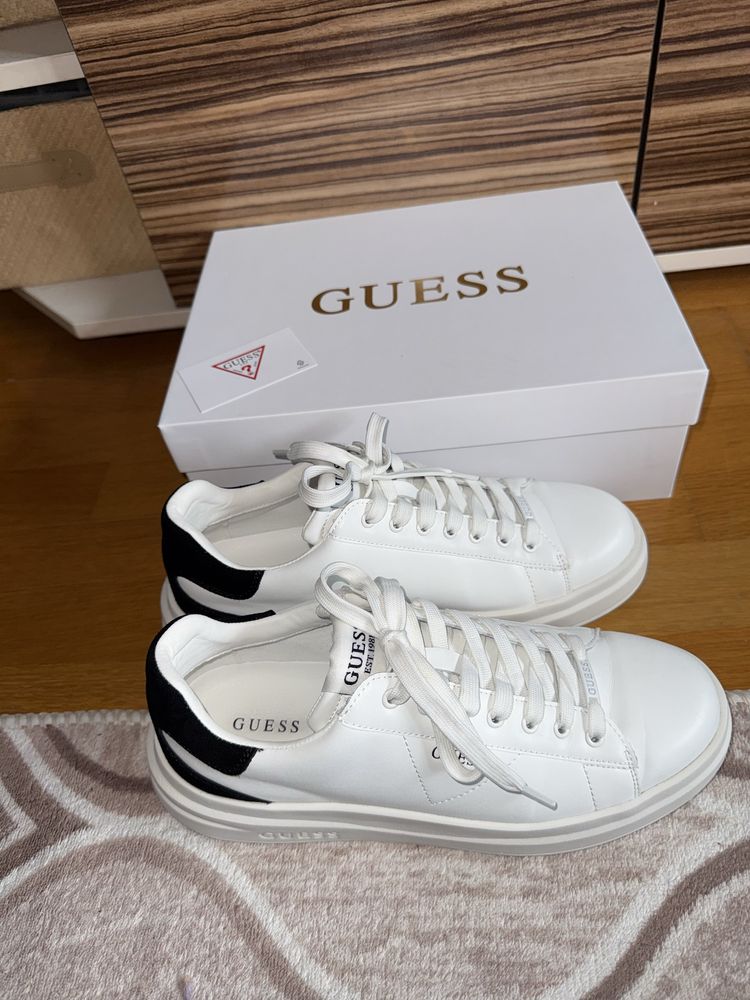 Оригинални маратонки "GUESS" носени само два пъти.