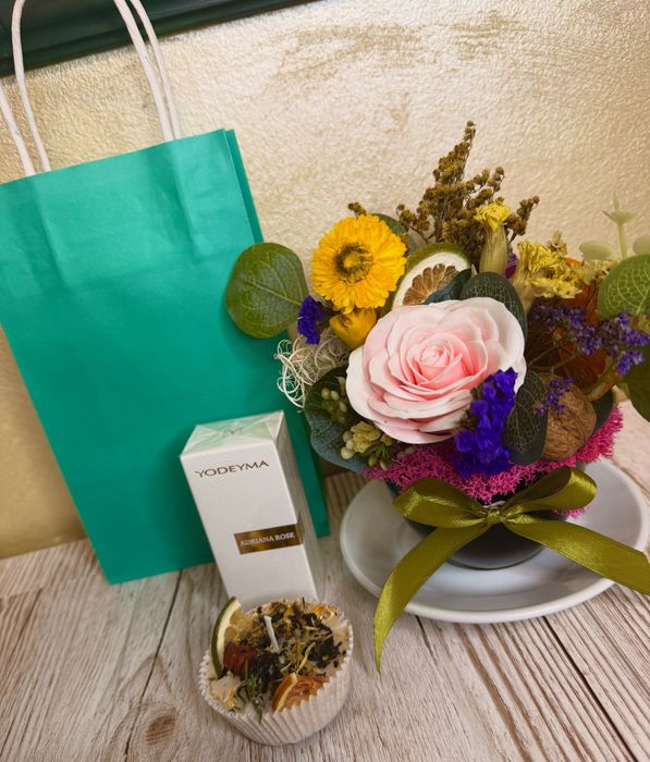 Set cadou cu aranjament floral,parfum Yodeyma și lumânare ceară soia