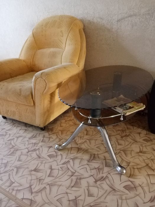 Продам стол стеклянный журнальный