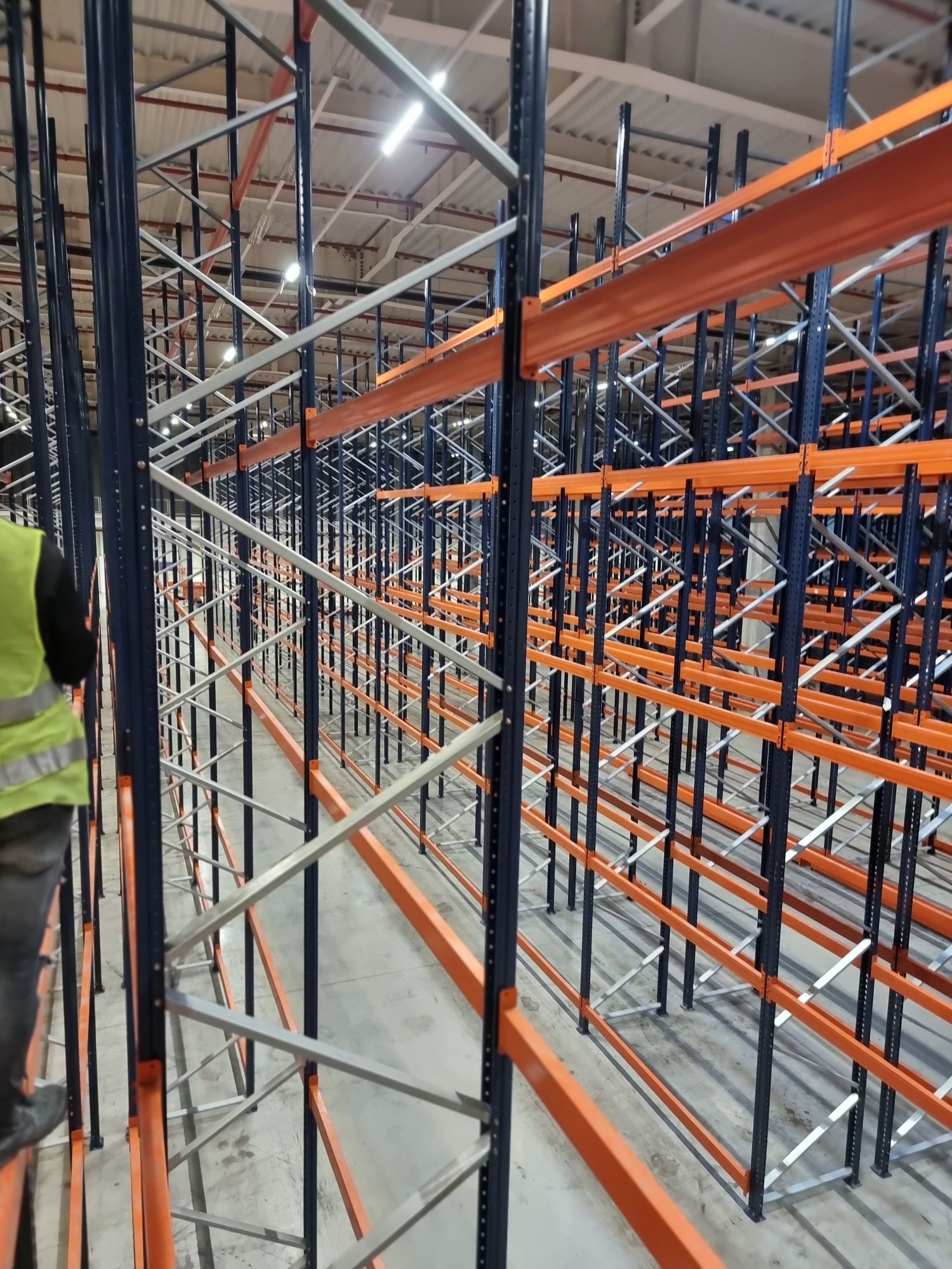 Rafturi metalice industriale reglabile 
Avem orice dimensiuni livram i