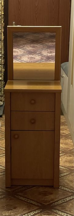 Продам тумбочку с зеркалом в прихожую