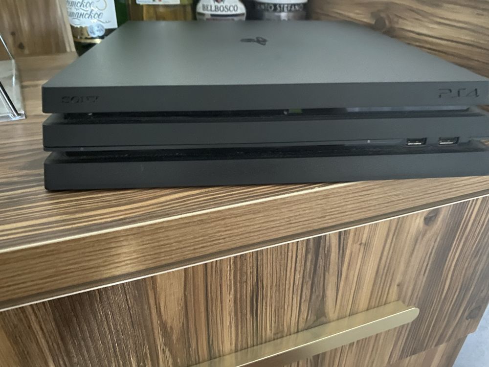 Playstation 4pro 1TB в идеальном состояний.