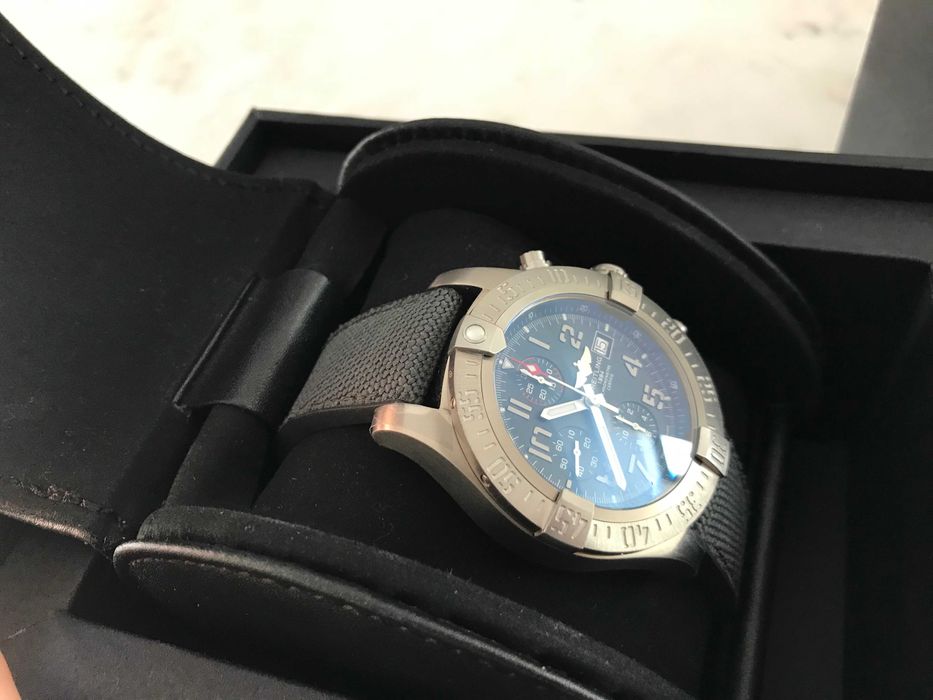 Breitling Chronograph Avenger Bandit Titanium E13383 45 mm