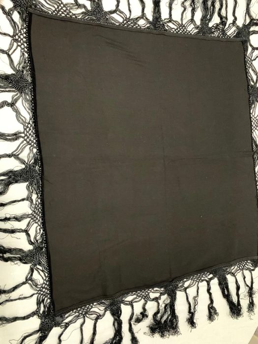 Esarfa catifea neagra cu ciucuri