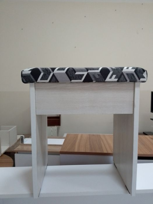 Кухонный набор. Стол i 4 мягкие табуретки