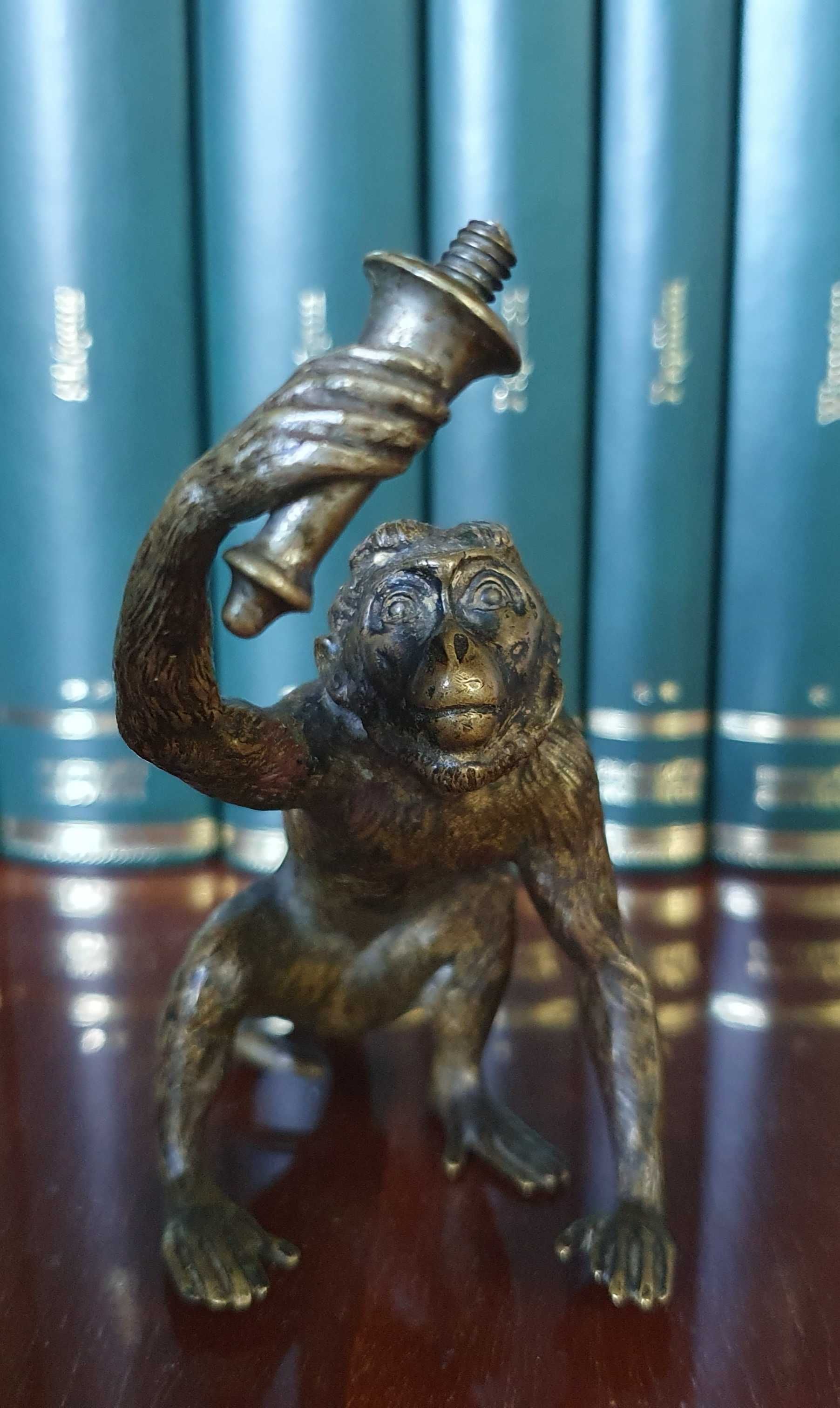 Statuetă din metal veche personificând o maimuță