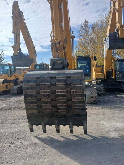 Услуги спецтехники, гусеничные эксы, самосвалы, погрузчики.