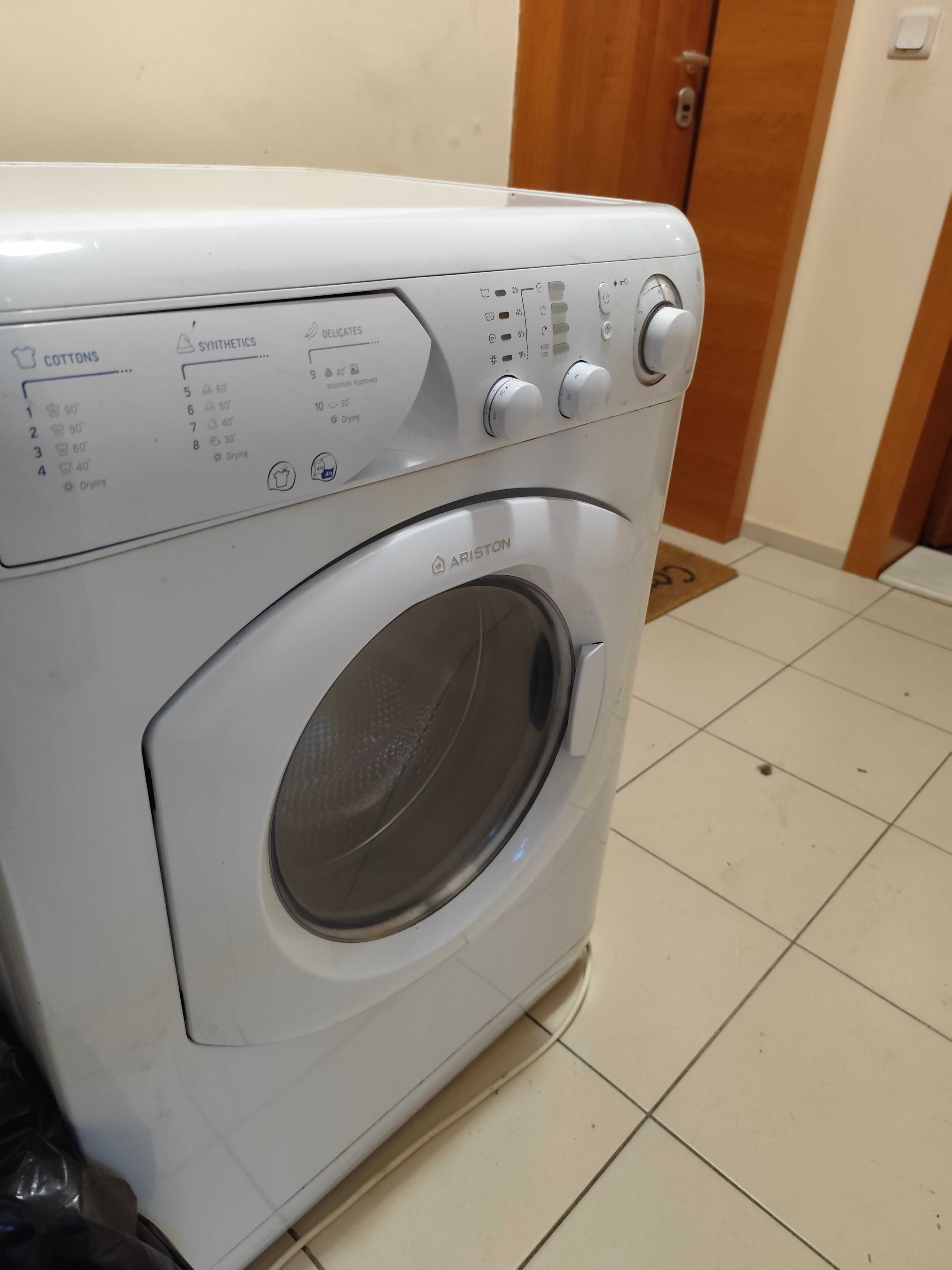 Продавам пералня със сушилня за части Ariston Hotpoint AML 105