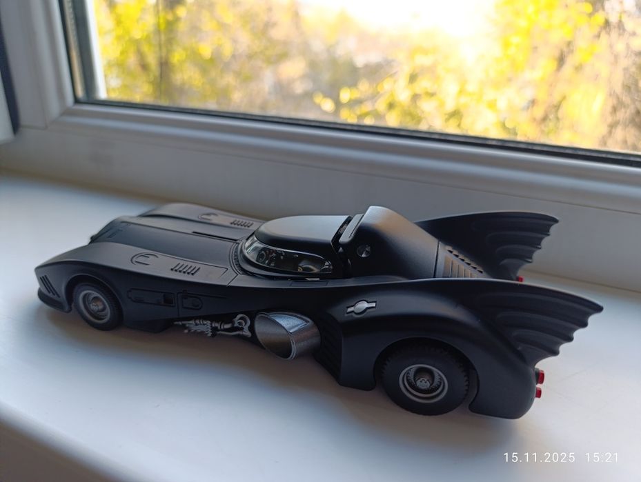 Продаю металлическую машину Бэтмобиль