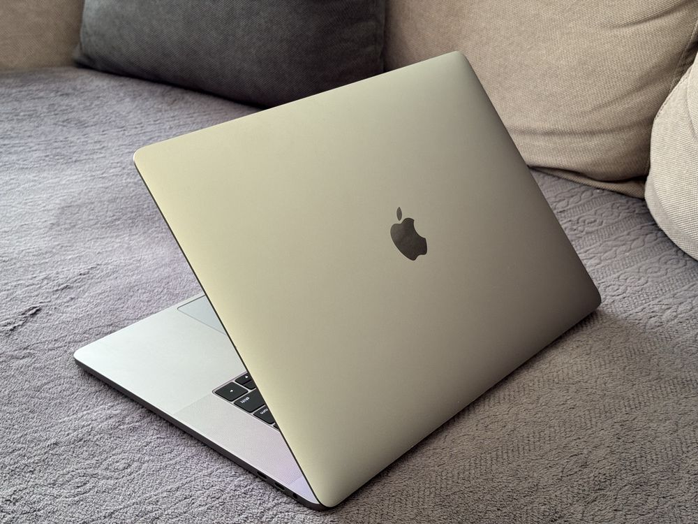 15,4'Macbook Pro 2017 Touchbar/i7 2.9Ghz/16GB Ram/512GB SSD/Radeon 4GB