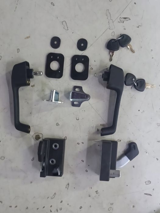 Set incuietori universale portiera cabina tractor,  combina și altele