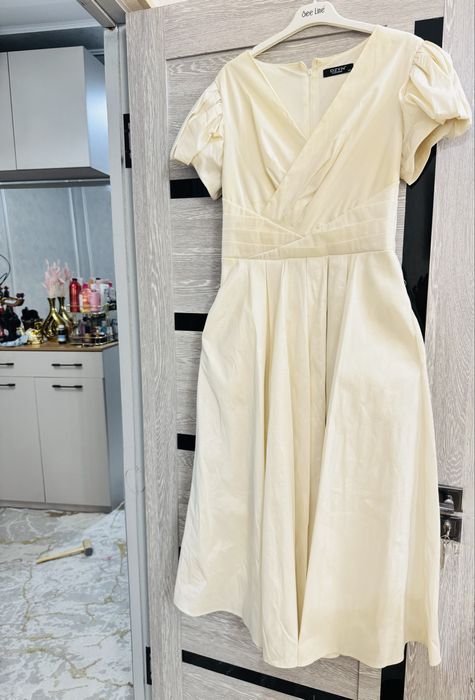 Нежное бело-молочное платье вечернее