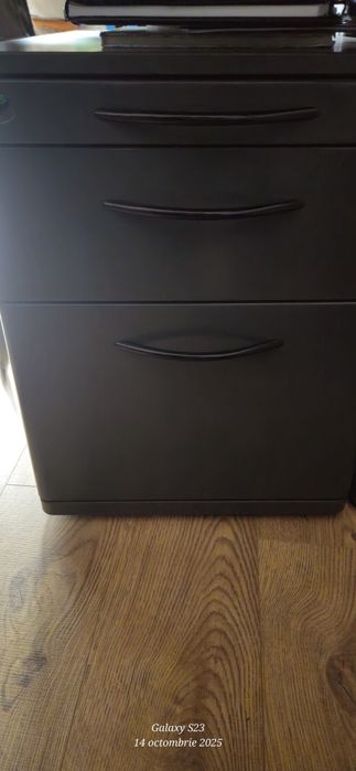 Mobila de birou compus din birou,roll box si 2 bulapuri