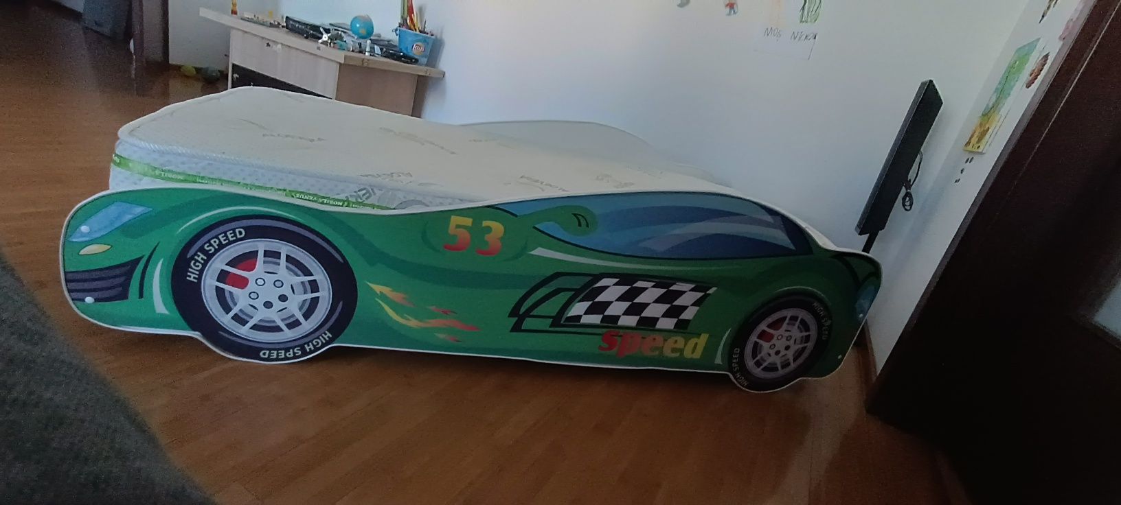 Vând pat pentru copii tip mașină
