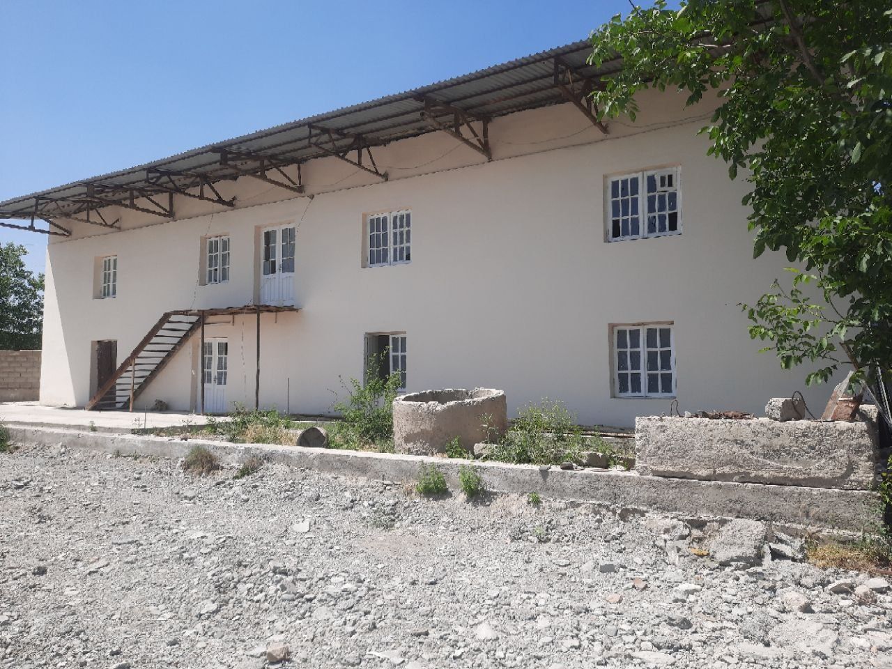 Uy hovli sotiladi